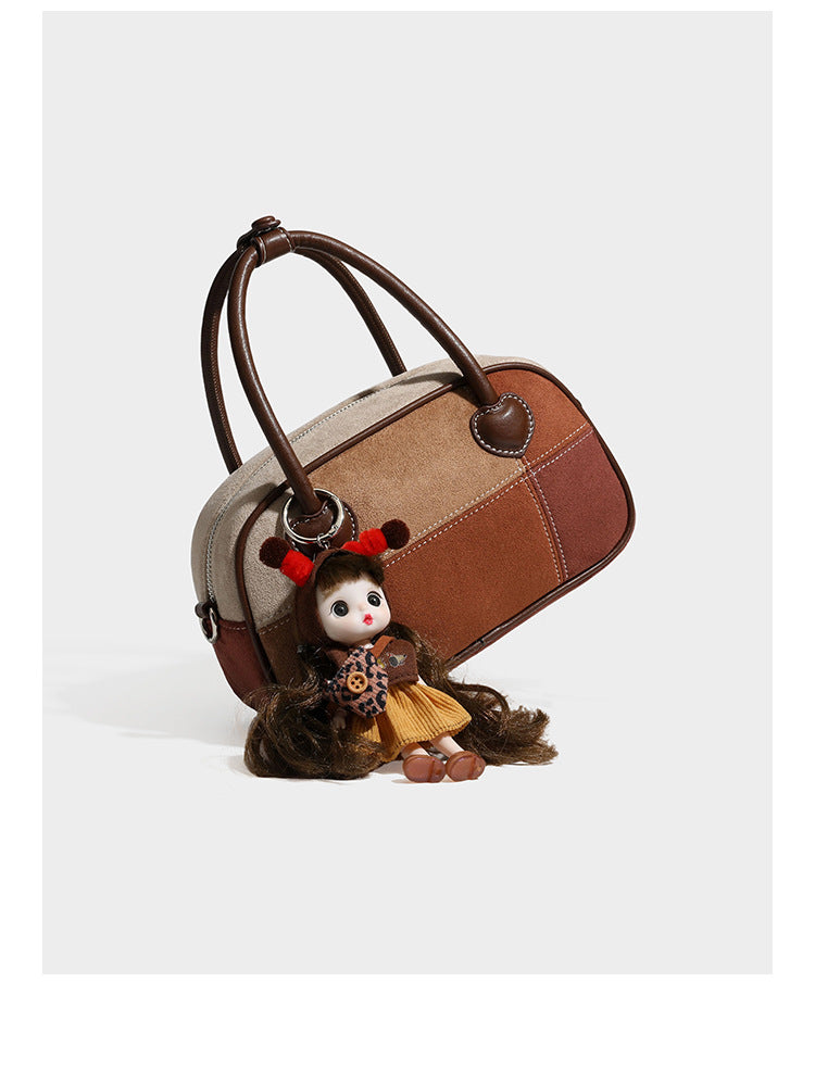 Kleine, strukturierte Henkeltasche aus Patchwork in Farbblöcken aus Beige, Camel, Braun und Rost mit dunkelbrauner Einfassung, herzförmigem
