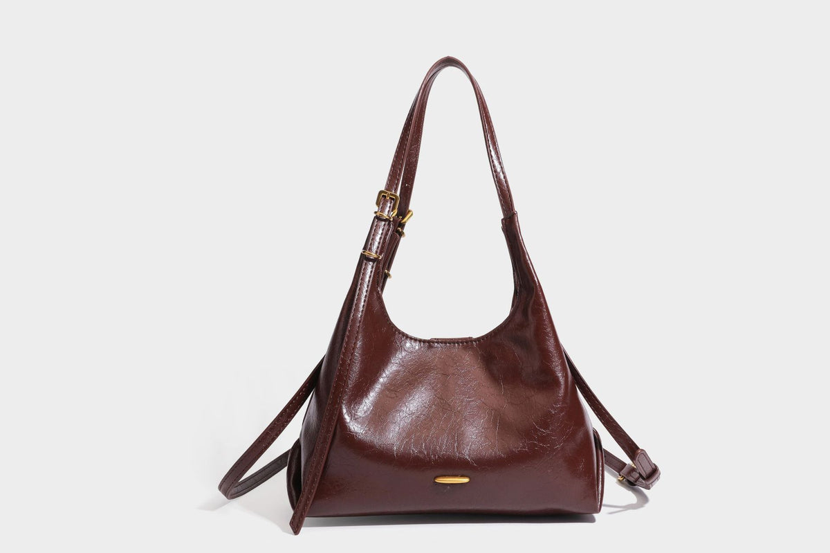 Locker fallende Hobo-Schultertasche mit offenem Oberteil aus glänzendem, geknautschtem Lederimitat in Dunkelbraun, mit schmalem verstellbarem Riemen und goldfarbenem