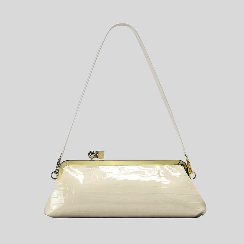 Strukturierte Clutch mit Kiss-Lock-Rahmenverschluss aus dunkelbrauner, krokodil-geprägter Lederoptik mit goldfarbenen Details und schmalem