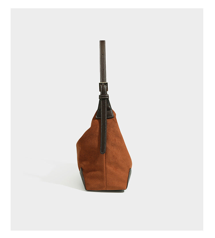 Weiche Hobo-Schultertasche in warmem Braun in Wildlederoptik mit dunklem kontrastierendem Lederimitat-Besatz, geschwungenem Reißverschluss und langem, Detailansicht