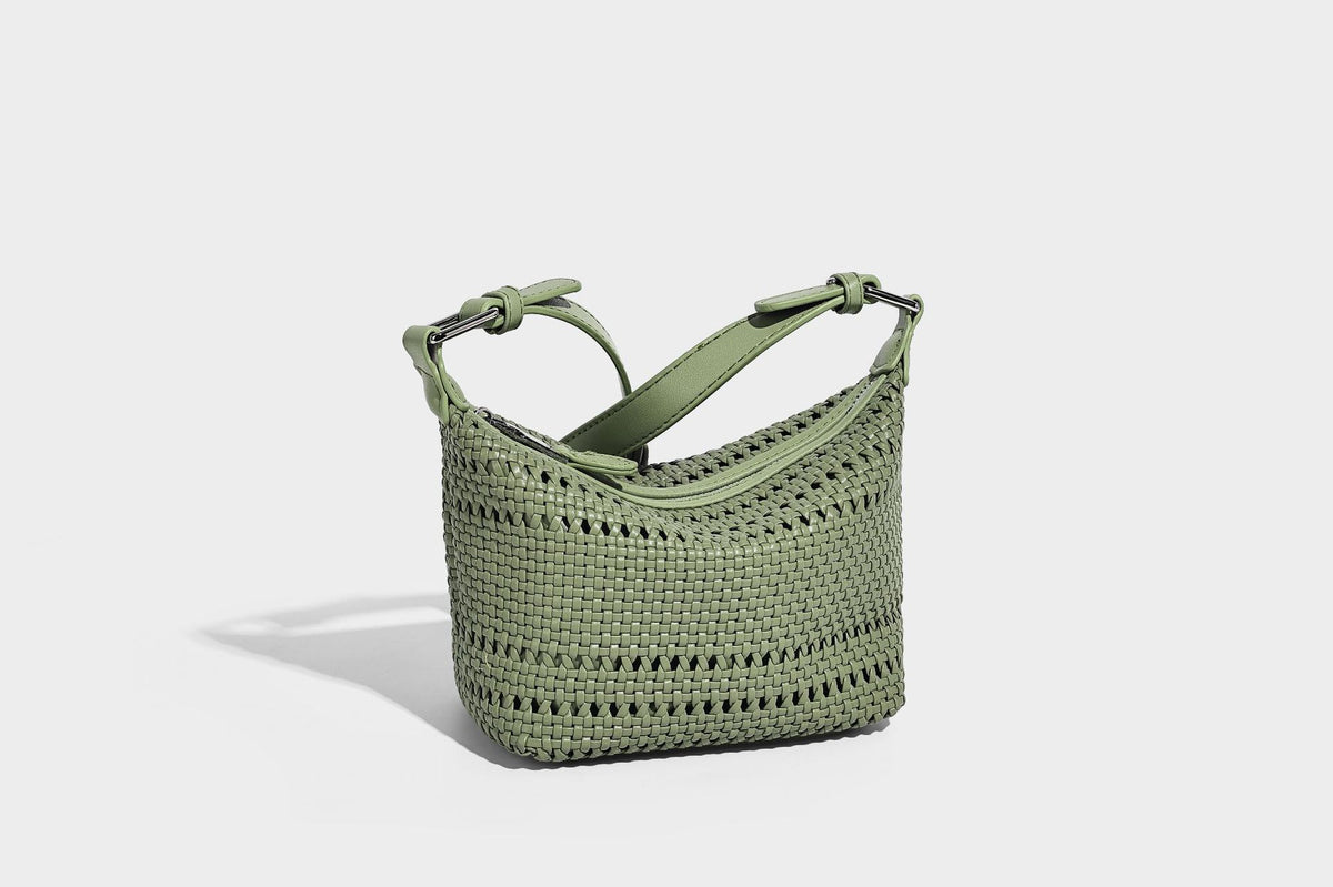 Kleine gewebte Hobo-Schultertasche mit sichelförmiger Silhouette, Reißverschluss oben, silberfarbenen Metallelementen und verstellbarem, Detail