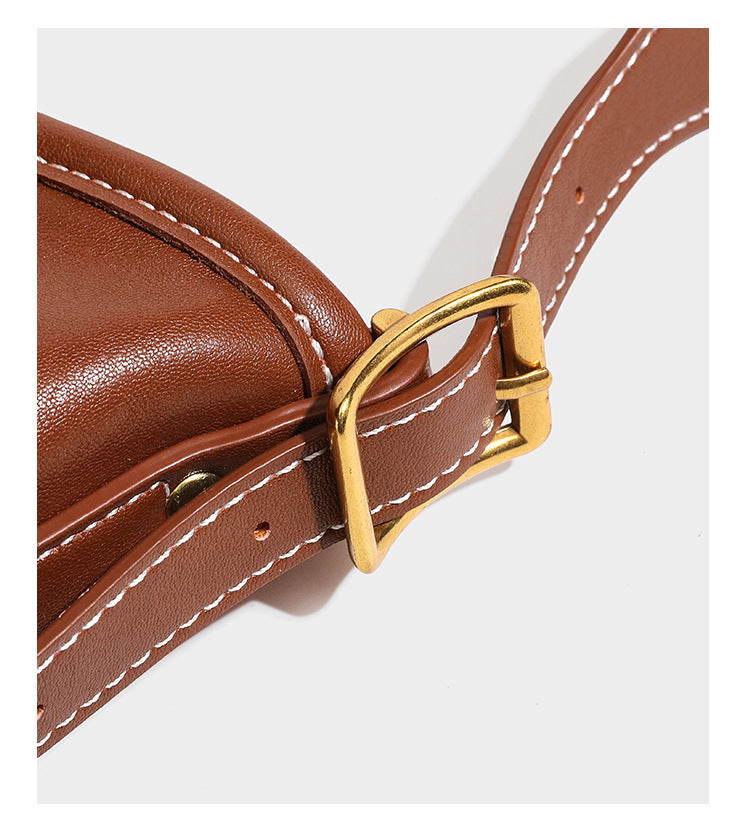 Lässige Hobo-Schultertasche mit glatter Oberfläche in Lederoptik, kontrastierenden Steppnähten, antikgoldfarbenen Metallelementen und, Detail