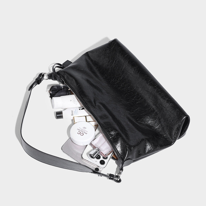 Weich fallende Hobo-Schultertasche mit glänzender, geknautschter Oberfläche, Reißverschluss an der Oberseite und verstellbarem Trageriemen, Detailansicht 4