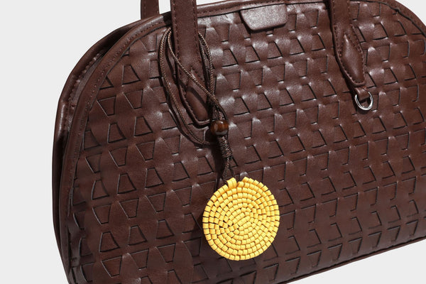 Strukturierte kuppelförmige Schulter-Tote-Bag mit geometrischer Flechtoptik in Lederoptik, langen Doppelriemen, Reißverschluss oben und rundem