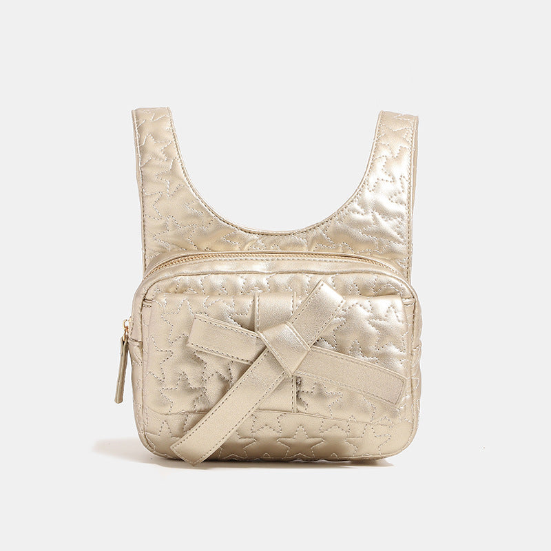 Perlmuttfarbene, sternengesteppte wandelbare Schultertasche mit Schleifendetail und goldfarbener Kettenriemen, Detailansicht 6