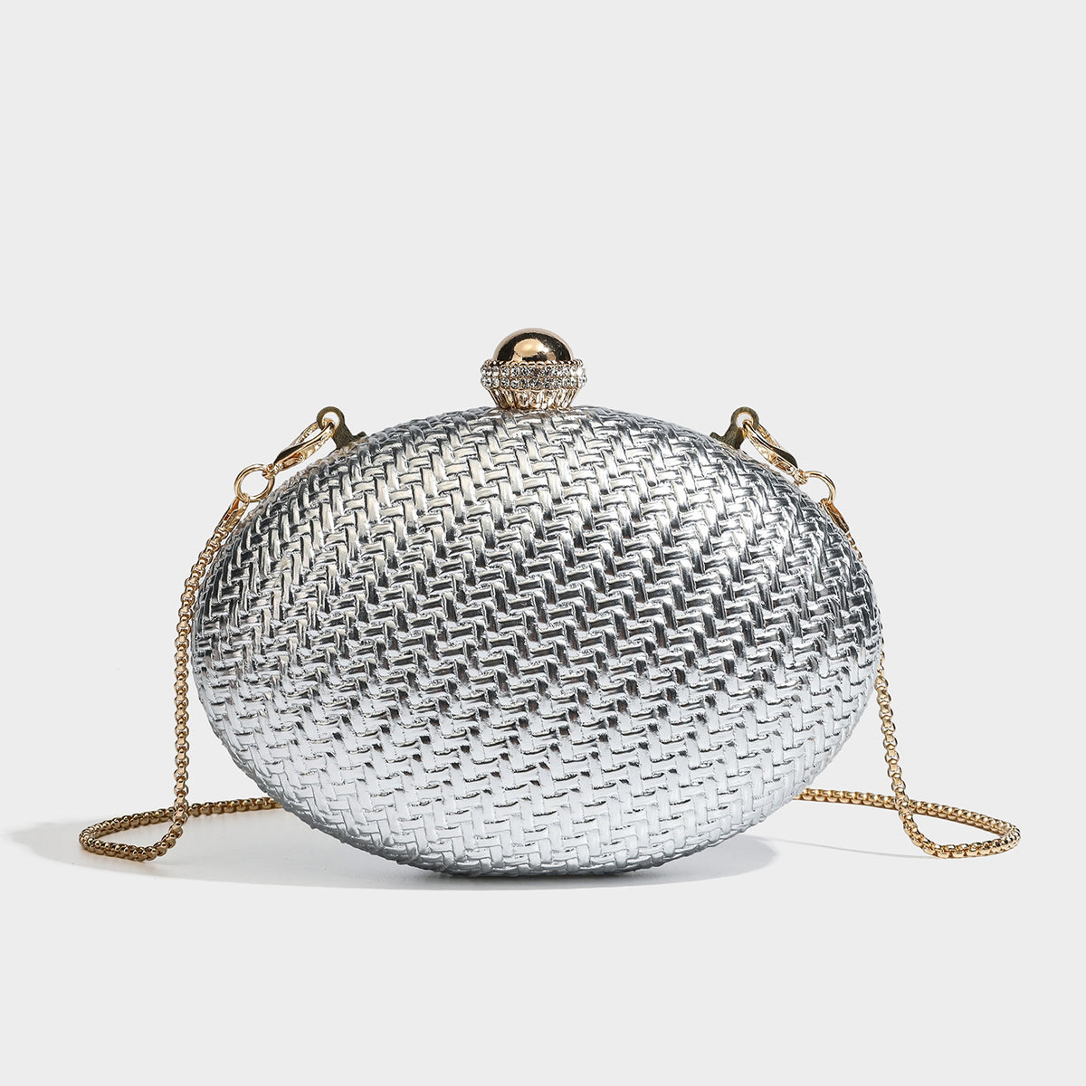 Kleine ovale Clutch aus metallisch glänzendem Flechtmaterial mit schmucksteinbesetztem goldfarbenem Bügelverschluss und abnehmbarem Kettenriemen, Detailansicht 4