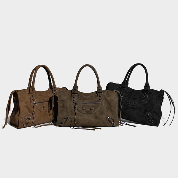 Strukturierte Satchel-Tasche in matter Velourslederoptik mit geflochtenen Tragegriffen, dunklen Nietenbeschlägen, Reißverschlussfach auf der Vorderseite und abnehmbarem