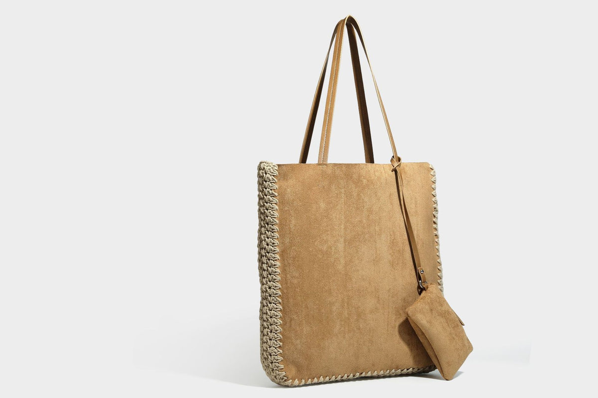 Große matte Tote-Bag in Veloursleder-Optik mit cremefarbenem Randbesatz aus gehäkelter Kordel, langen schmalen Schulterriemen und kleinem abnehmbarem, passendem