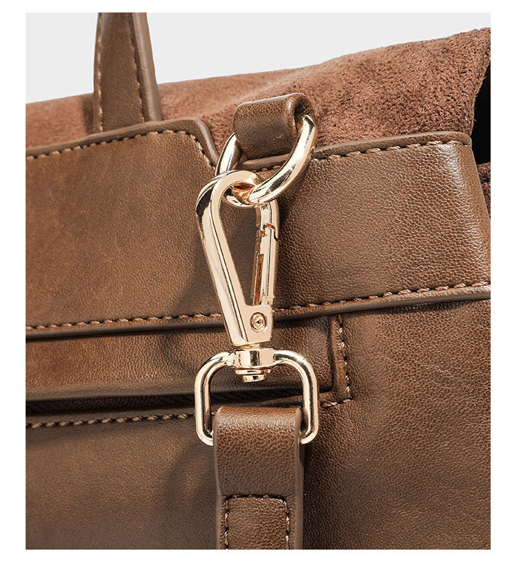 Formstabile Satchel-Tasche mit mattem Veloursleder-Finish, Überschlag, goldfarbenen Emblem-Beschlägen, kurzem Tragegriff und verstellbarem Crossbody-Riemen