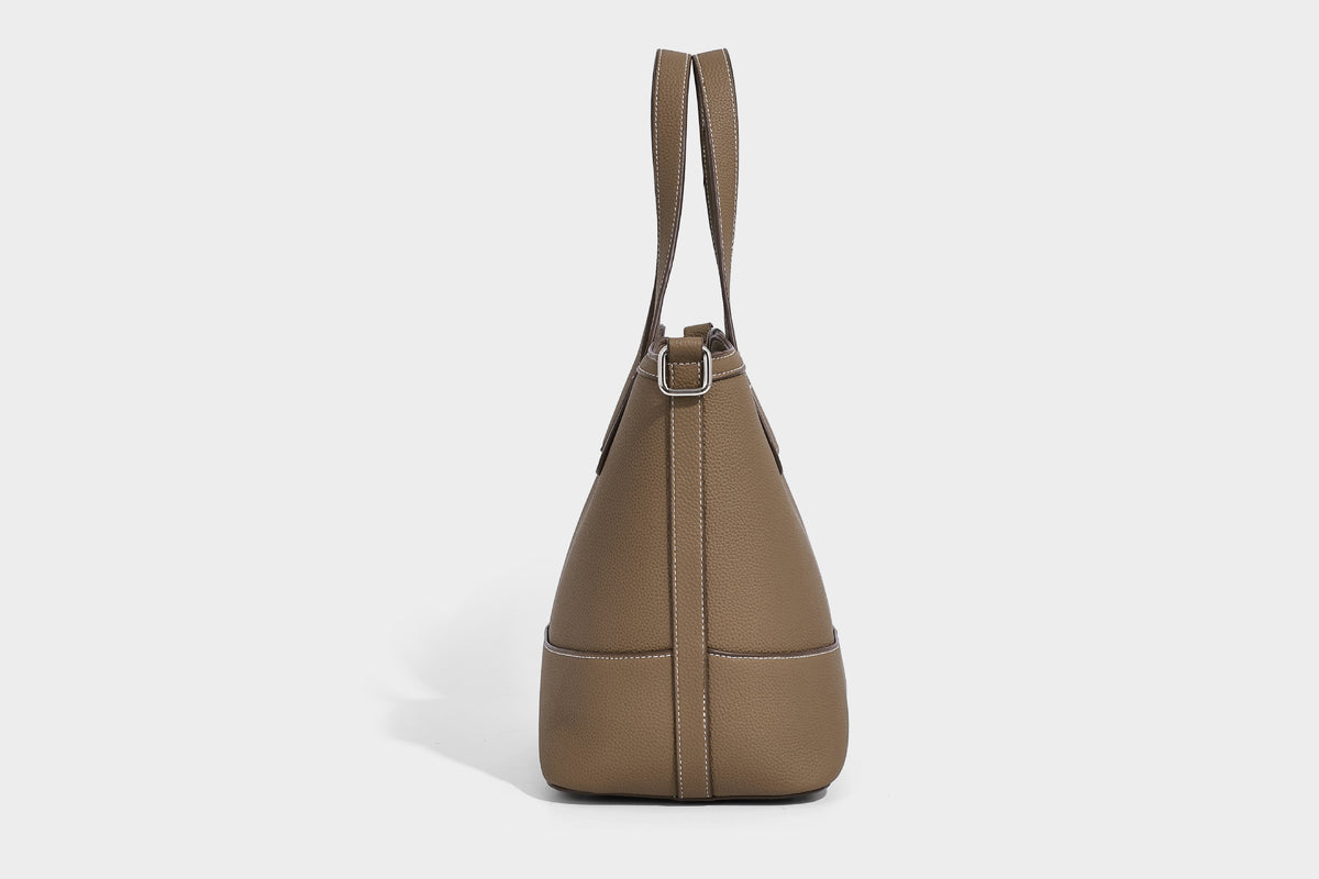 Formstabiler Shopper mit genarbter Oberfläche in Karamellbraun, zwei Henkeln, abnehmbarem Crossbody-Riemen und abnehmbarem Reißverschluss