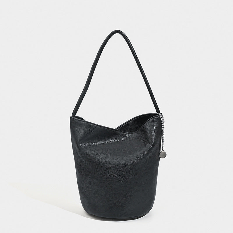 Bucket-Schultertasche aus genarbter Lederoptik mit Ketten- und Scheibenanhänger-Beschlägen sowie einem einzelnen geschwungenen Tragegriff, Detailansicht 9