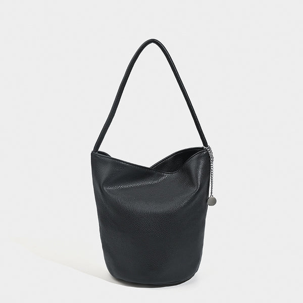 Bucket-Schultertasche aus genarbter Lederoptik mit Ketten- und Scheibenanhänger-Beschlägen sowie einem einzelnen geschwungenen Tragegriff, Detailansicht 9