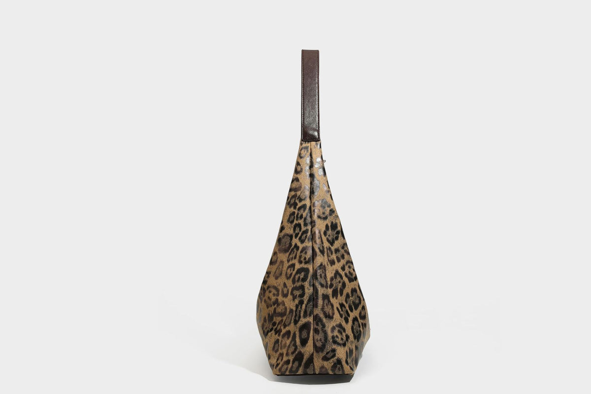 Weich fallende Hobo-Tote-Bag mit Leopardenmuster in Beige und Braun, dunkelbraunem Riemen in Lederoptik und herabhängenden Perlenanhänger-Beschlägen