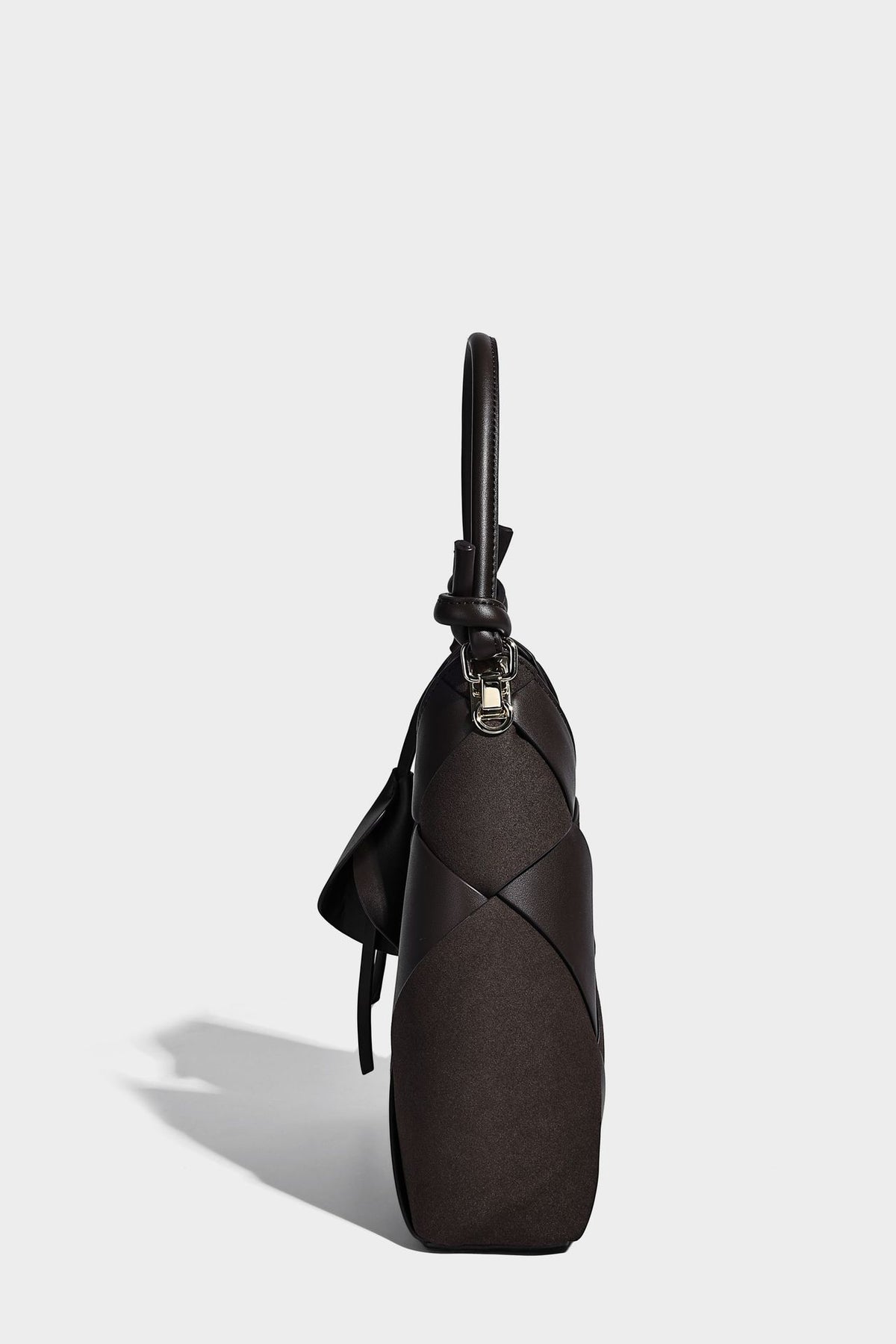 Geflochtene, wandelbare Tote-Bag in Lederoptik mit geknoteten Tragegriffen, abnehmbarem Schulterriemen und goldfarbenen Metalldetails, Detailansicht