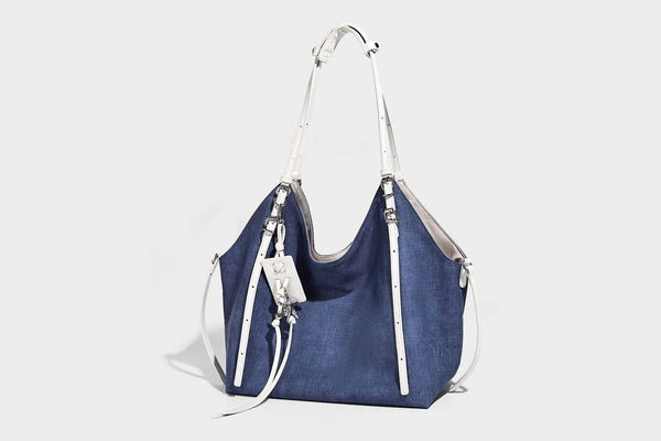 Große, weich fallende Schulter-Tote-Bag aus Canvas in Denim-Optik mit weißen Riemen in Lederoptik, silberfarbenen Schnallenbeschlägen und hängendem