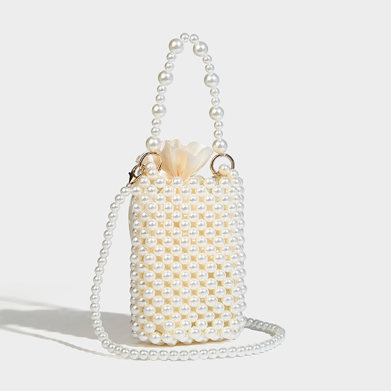Mini-Bucket-Bag in zylindrischer Form, mit metallisch silberfarbenen Perlen besetzt, geflochtenem Tragegriff und Ketten-Schulterriemen, Detailansicht 30
