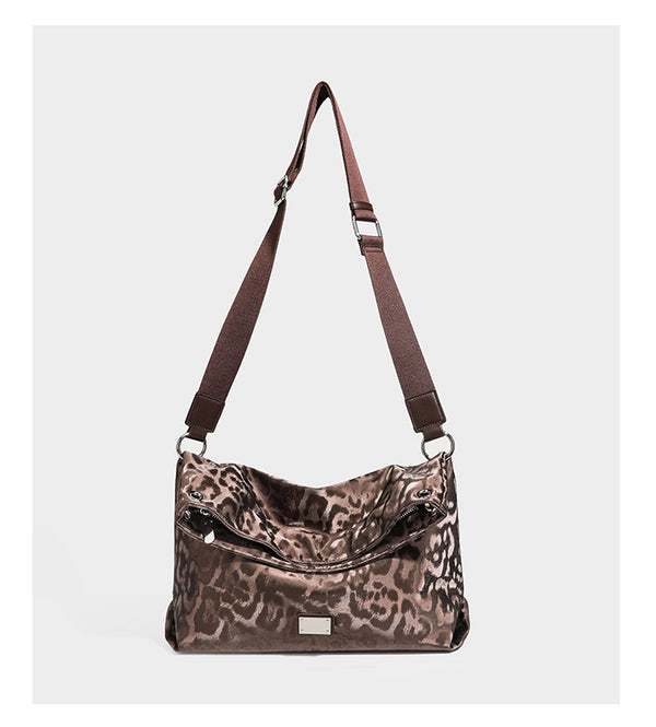 Lässige Hobo-Schultertasche mit Leopardenmuster, glänzender Satinoptik, silberfarbenen Ringbeschlägen und schmalem Schulterriemen