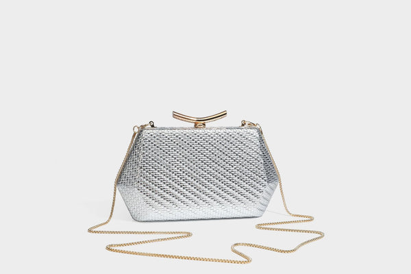 Kleine, strukturierte Clutch aus metallischem Flechtmaterial mit goldfarbenem Bügelverschluss und abnehmbarem Kettenriemen, Detailansicht 33