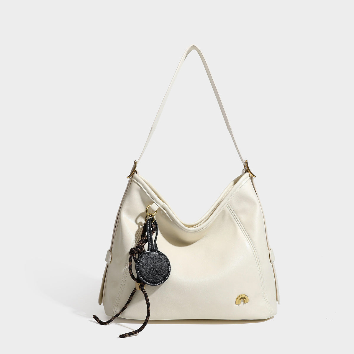 Lässig geformte Hobo-Schultertasche aus glatter Lederoptik mit kontrastierenden Ziernähten, Beschlägen in Antikgoldoptik und, Detailansicht