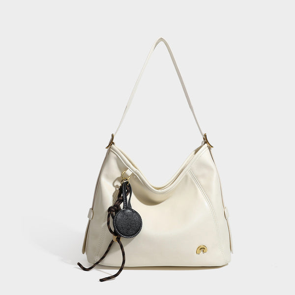 Lässig geformte Hobo-Schultertasche aus glatter Lederoptik mit kontrastierenden Ziernähten, Beschlägen in Antikgoldoptik und, Detailansicht