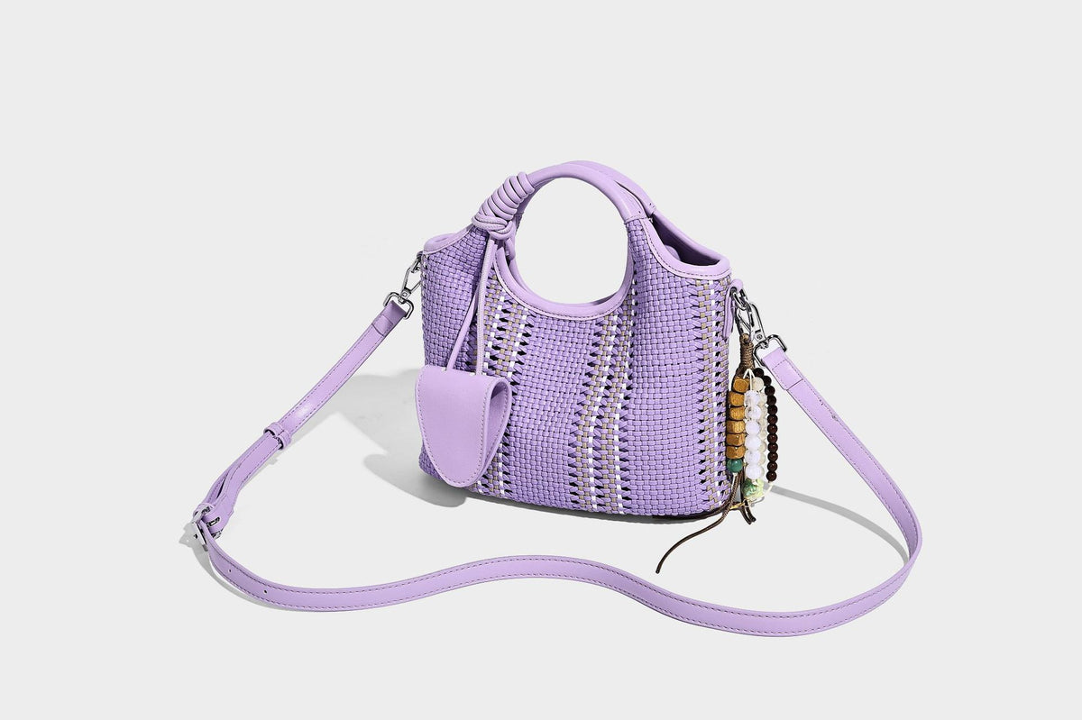 Geflochtene Bucket-Tasche in Pastellblau mit geflochtenen Henkeln, vorderem Einsteckfach, Perlenanhänger und abnehmbarem Schulterriemen