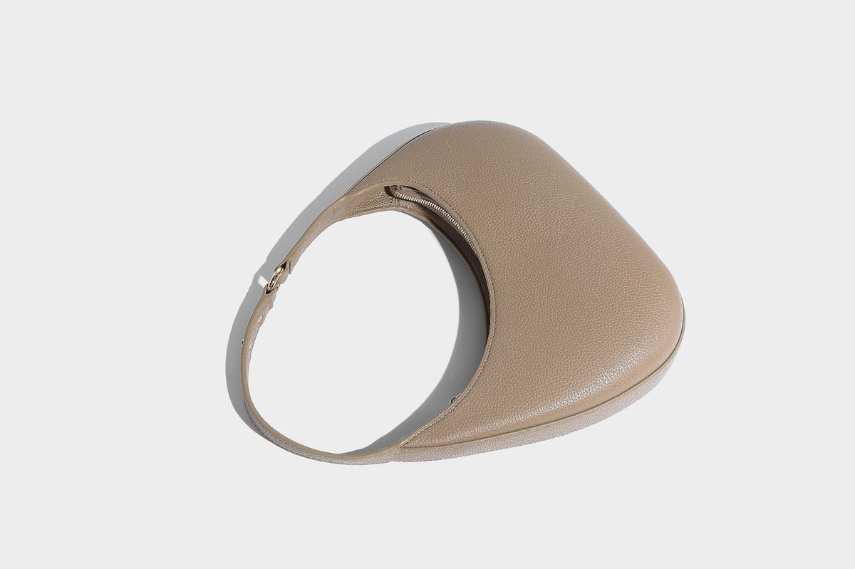 Sichelförmige Halbmond-Hobo-Schultertasche in genarbter Lederoptik mit schmalem Riemen und goldfarbenen Reißverschlussdetails, Detailansicht