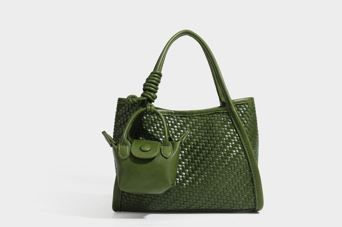 Strukturierte Tote-Bag mit Webstruktur in Braun, glattem Besatz in Lederoptik, geknoteten Henkeln und angehängtem Mini-Beutel mit Kordelzug