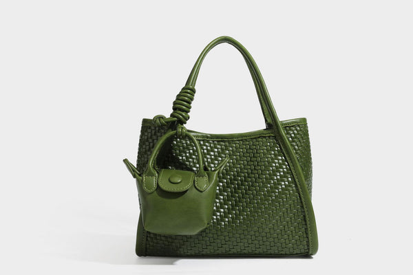 Strukturierte Tote-Bag mit Webstruktur in Braun, glattem Besatz in Lederoptik, geknoteten Henkeln und angehängtem Mini-Beutel mit Kordelzug
