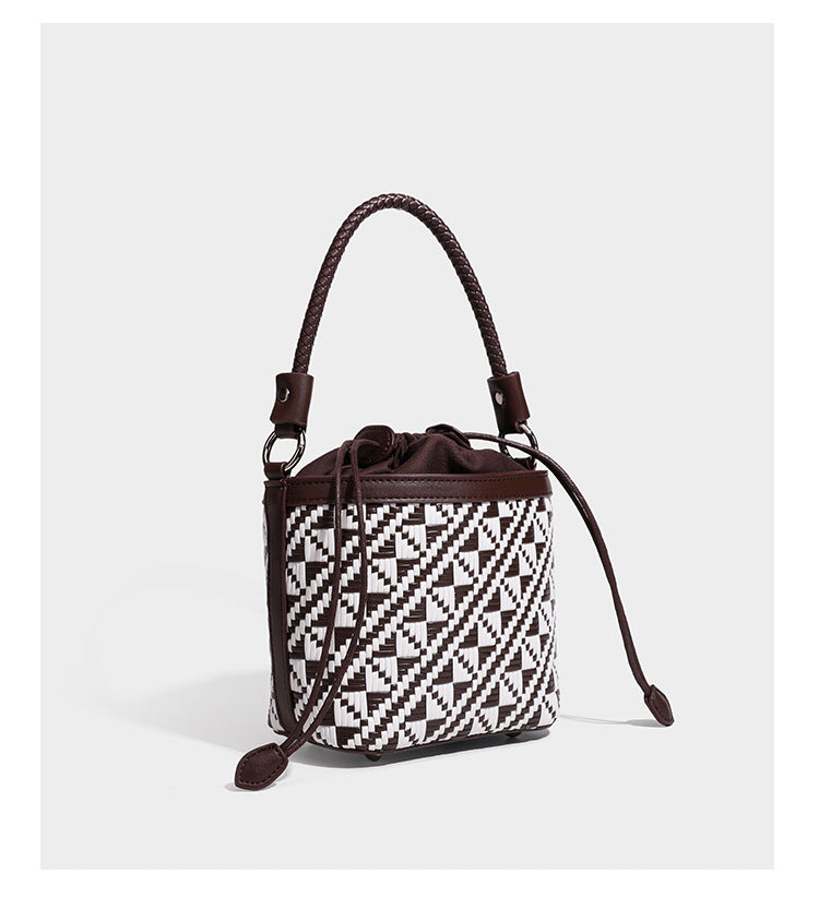 Kleine gewebte geometrische Bucket-Bag mit geflochtenem Henkel in Lederoptik und Kordelzugverschluss im zweifarbigen Muster aus Braun und Weiß
