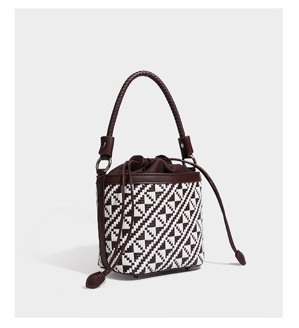 Kleine gewebte geometrische Bucket-Bag mit geflochtenem Henkel in Lederoptik und Kordelzugverschluss im zweifarbigen Muster aus Braun und Weiß