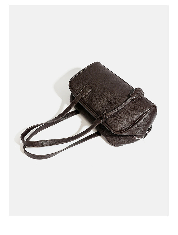 Strukturierte Boston-Handtasche in genarbter Lederoptik mit zwei langen Henkeln und silberfarbenem Reißverschluss, Detailansicht 9