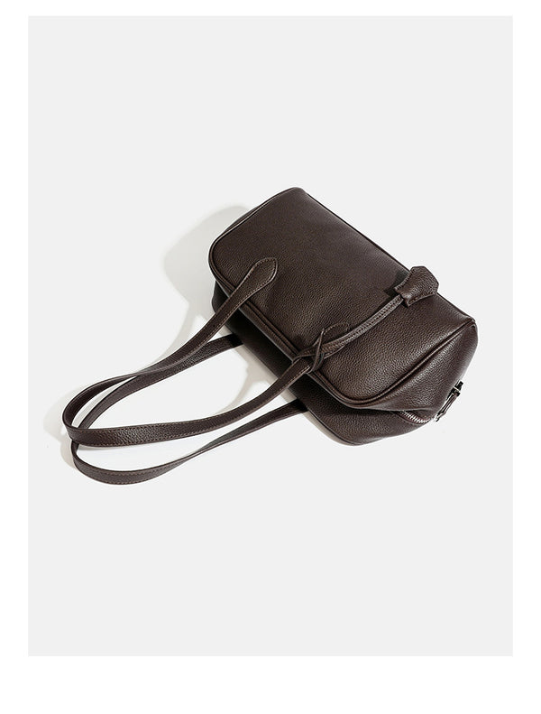 Strukturierte Boston-Handtasche in genarbter Lederoptik mit zwei langen Henkeln und silberfarbenem Reißverschluss, Detailansicht 9