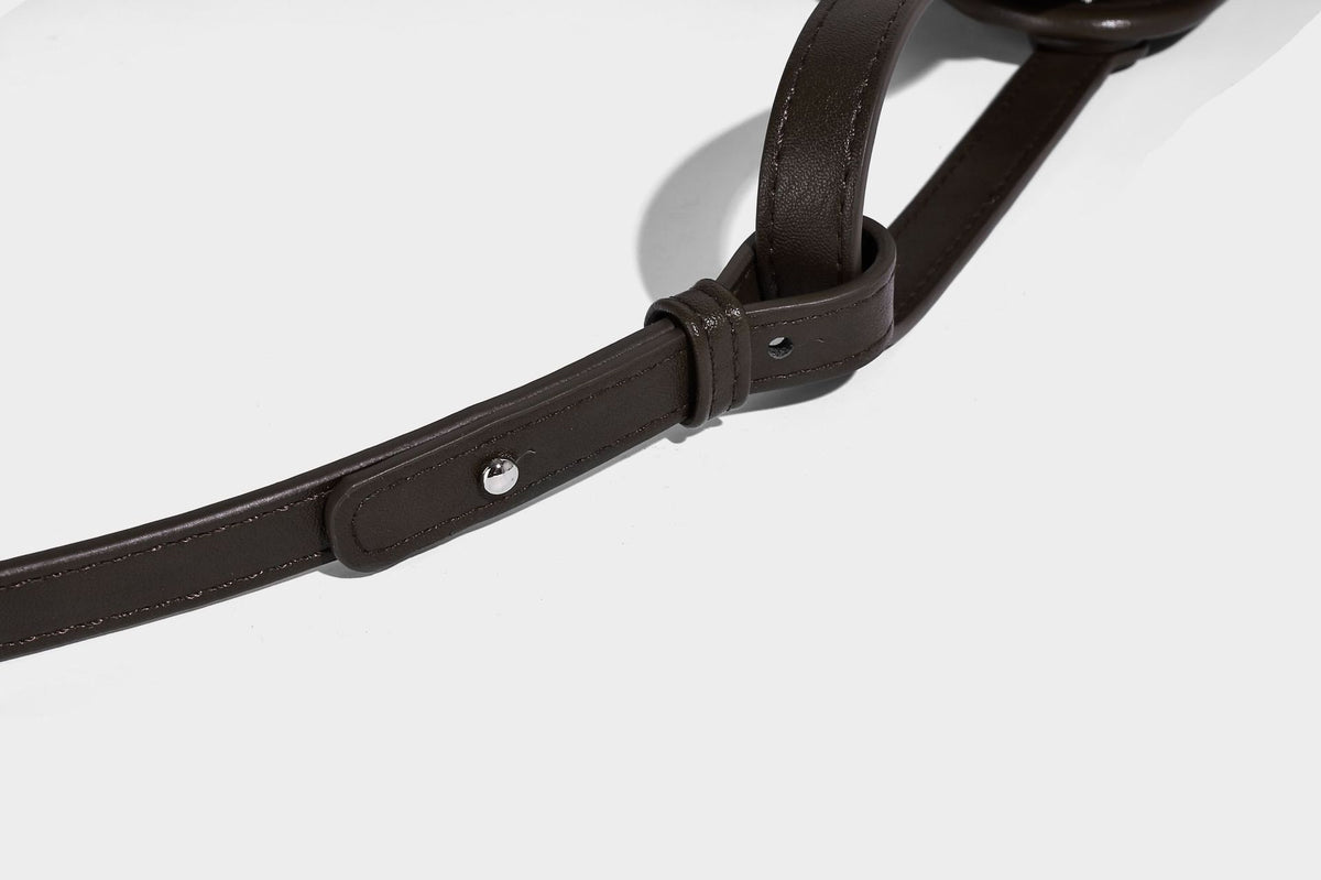 Dunkelbraune Hobo-Schultertasche mit matter Velourslederoptik, geschwungener Silhouette mit offenem oberen Abschluss, zwei Schulterriemen und abnehmbarem