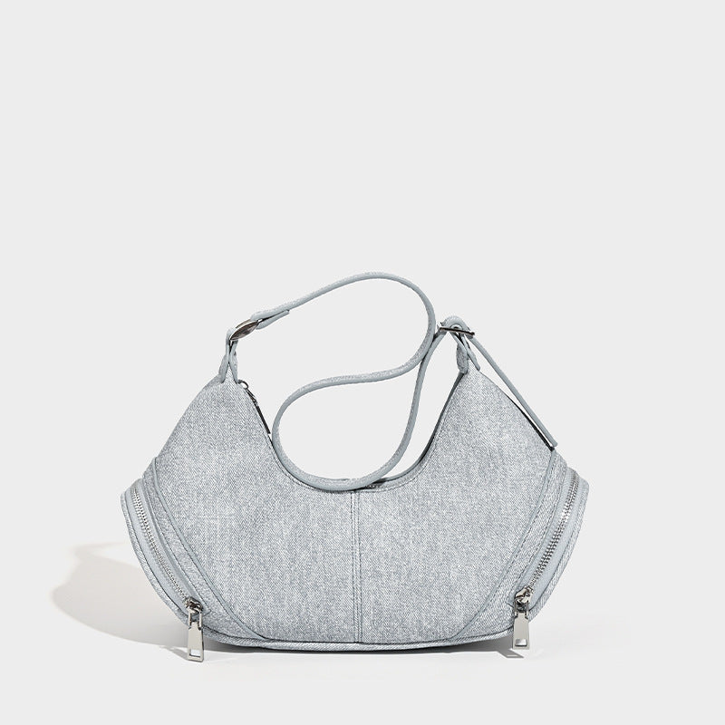 Mini-Hobo-Schultertasche in Halbmondform mit zwei seitlichen Reißverschlusstaschen und silberfarbenen Beschlägen, Detailansicht 8