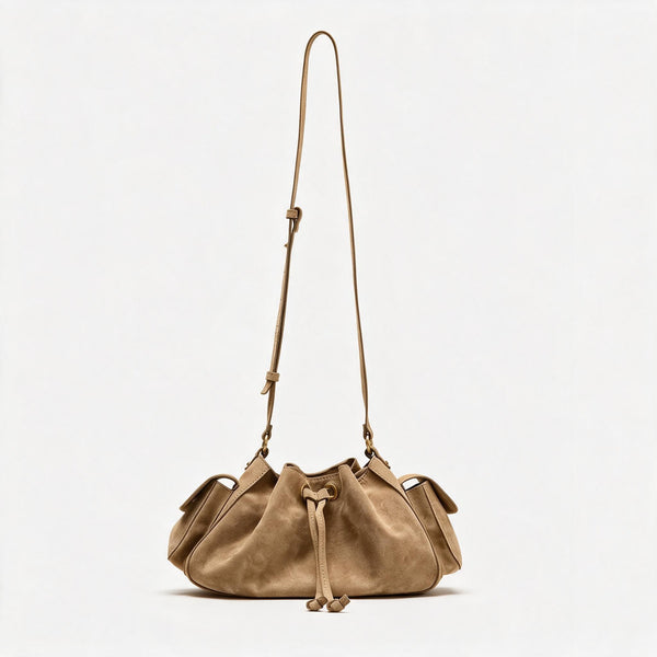 Weiche Beuteltasche mit Kordelzug in Taupe und Wildlederoptik, seitlichen Klappentaschen, antikgoldfarbenen Metalldetails und verstellbarem Crossbody-Riemen