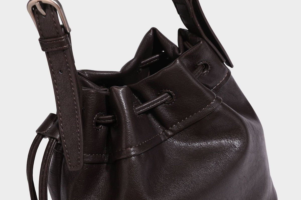 Kleine Beuteltasche in genarbter Lederoptik mit Kordelzug, verstellbarem Crossbody-Riemen und silberfarbenen Beschlägen, Detailansicht 34