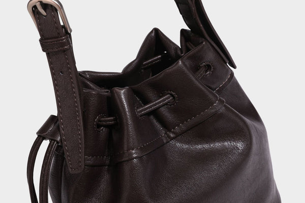 Kleine Beuteltasche in genarbter Lederoptik mit Kordelzug, verstellbarem Crossbody-Riemen und silberfarbenen Beschlägen, Detailansicht 34