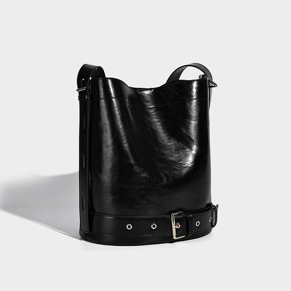 Glänzende Bucket-Bag in Lederoptik mit umlaufendem Riemen, silberfarbenen Ösen und verstellbarem Schulterriemen, Detailansicht 6
