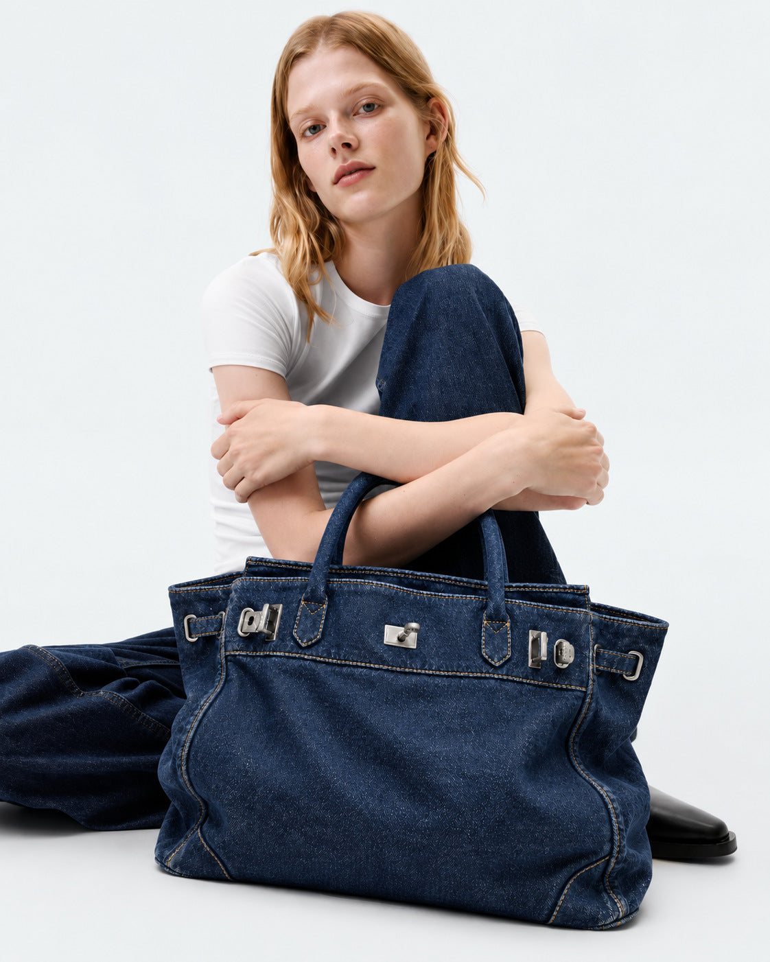 Lässige Tote-Bag aus Denim mit silberfarbenem Drehverschluss, Schnallenbeschlägen und zwei gerollten Henkeln, Detailansicht 9