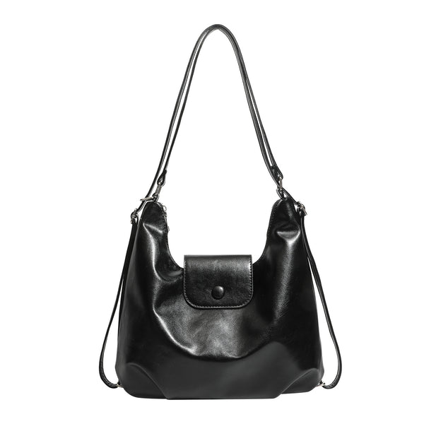 Lässig fallende Hobo-Schultertasche in glänzender Lederoptik mit vorderer Klappentasche und Druckknopf sowie silberfarbenen Metallbeschlägen, Detailansicht 5