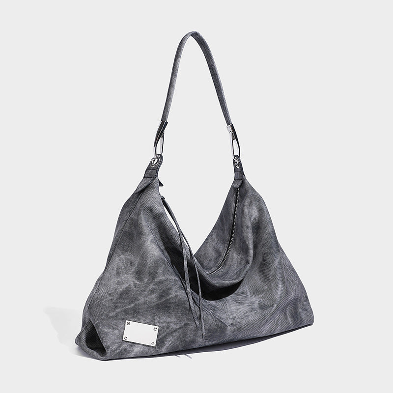 Große, weich fallende Hobo-Schultertasche mit gewaschen-matter, strukturierter Oberfläche, Reißverschluss oben, silberfarbenen Beschlägen und langem, Detailansicht