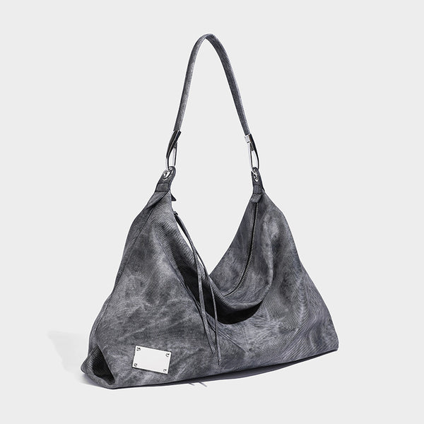 Große, weich fallende Hobo-Schultertasche mit gewaschen-matter, strukturierter Oberfläche, Reißverschluss oben, silberfarbenen Beschlägen und langem, Detailansicht