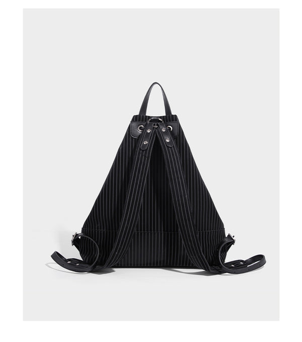 Schwarze wandelbare Rucksack-Handtasche mit Nadelstreifen, Kordelzugverschluss, Tragegriff aus Lederimitat und matten Metallbeschlägen, Detailansicht