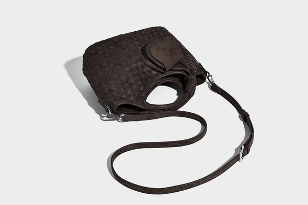 Wandelbare Tote-Schultertasche aus mattem Webmaterial mit geknoteten Tragegriffen, Vordertasche mit Klappe und abnehmbarem Schulterriemen, Detailansicht 31