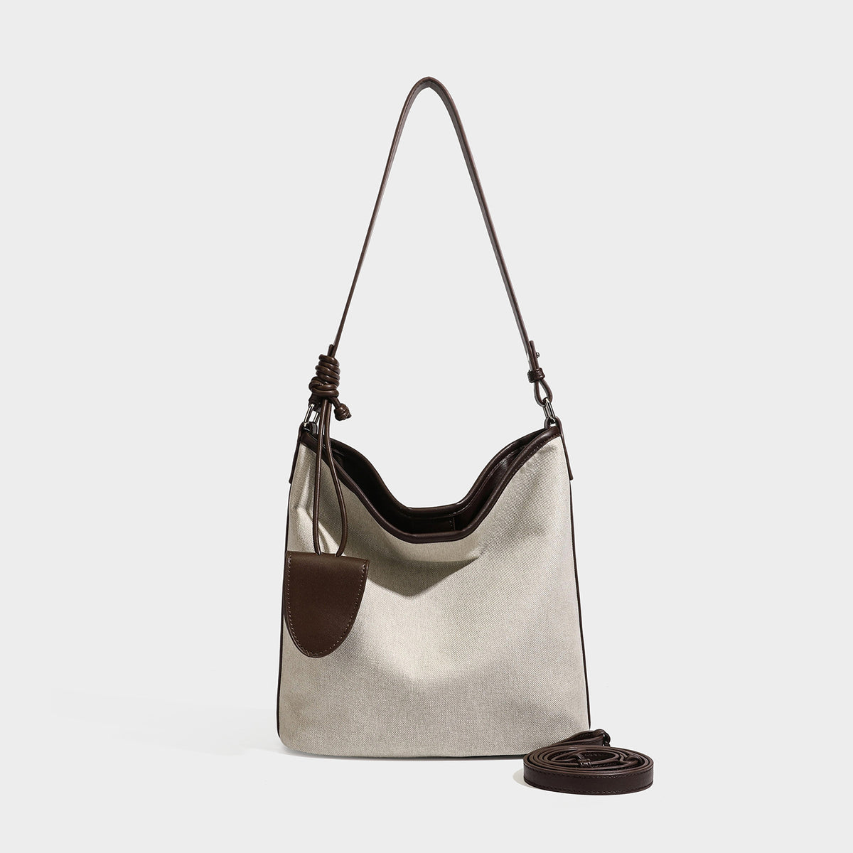 Schulter-Shopper aus haferbeigem Canvas mit dunkelbrauner Kunstleder-Optik, langem verstellbarem Riemen und aufgesetzter Mini-Tasche mit Überschlag, Vorderansicht