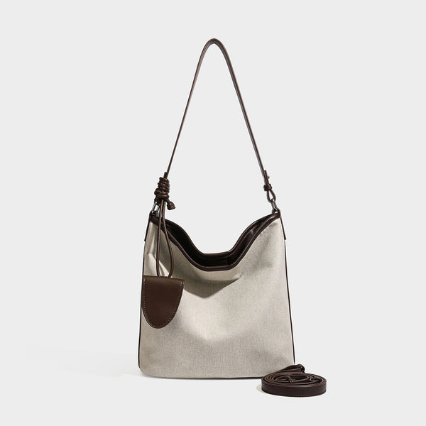 Schulter-Shopper aus haferbeigem Canvas mit dunkelbrauner Kunstleder-Optik, langem verstellbarem Riemen und aufgesetzter Mini-Tasche mit Überschlag, Vorderansicht