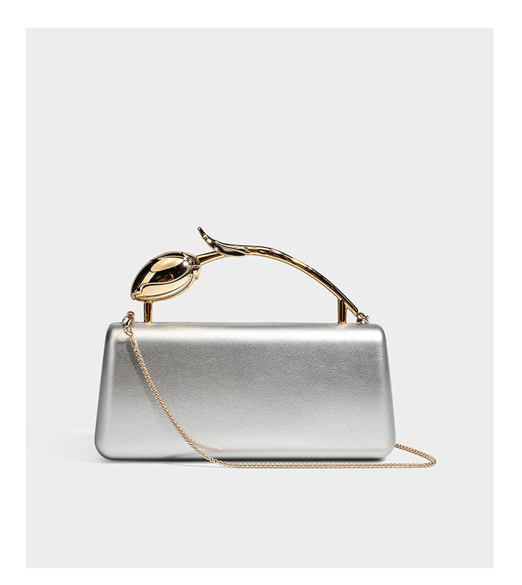 Formstabile, rechteckige Clutch mit Henkel in Rosenknospenform in Goldoptik und abnehmbarem Kettenriemen in Metallic-Optik, Detail