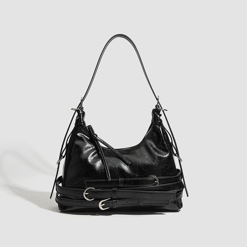Lässige Hobo-Schultertasche in glänzender, geknautschter Lederoptik mit silberfarbenen Schnallenbeschlägen und schmalem verstellbarem Riemen