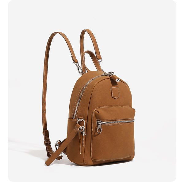 Mini-Rucksackhandtasche mit abgerundeter Form und genarbter Oberfläche, silberfarbenen Beschlägen, Reißverschlussfach vorne und verstellbaren Rucksackriemen