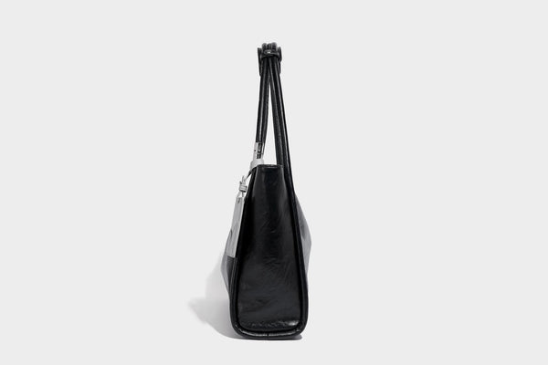 Glänzende Tote-Bag in schwarzer Lederoptik mit zwei runden Tragegriffen und silberfarbenen Beschlägen, Detailansicht 15